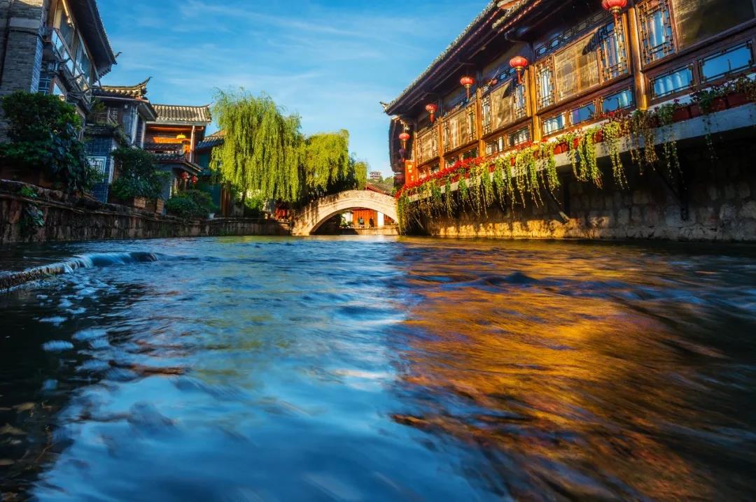 我在麗江古城， 邂逅了一扇詩意的窗， 看櫥窗里的風(fēng)景， 淡然且自在。