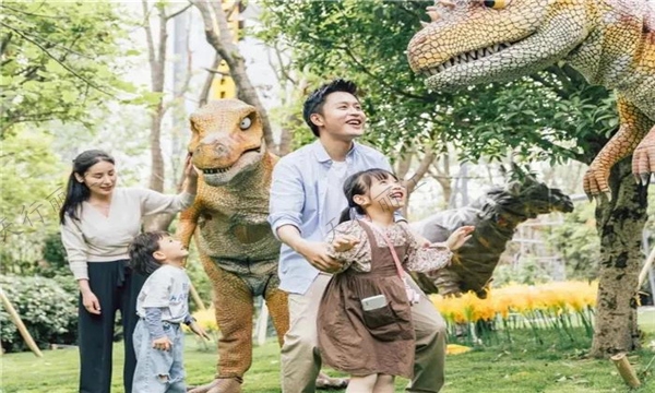 麗江千古情景區(qū)有“恐龍空降” 今年暑期給你帶來(lái)不一樣的體驗(yàn)