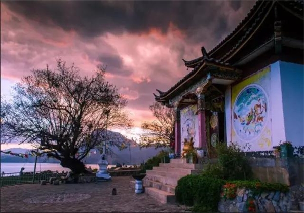 瀘沽湖每天上演的這場“赤焰火”，是在別處看不到的炫光