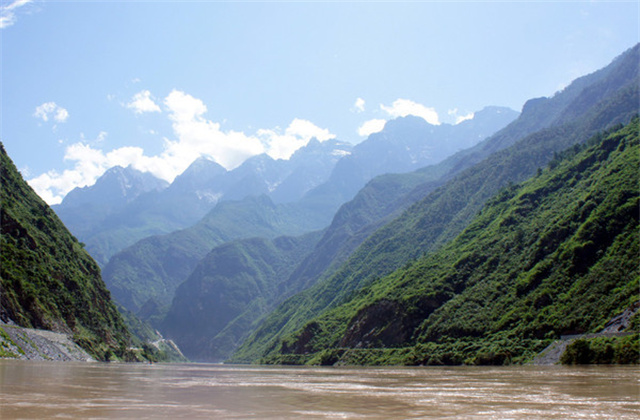 美麗的麗江啊，闊別多年還是想來重溫你的懷抱在睹的芳容。