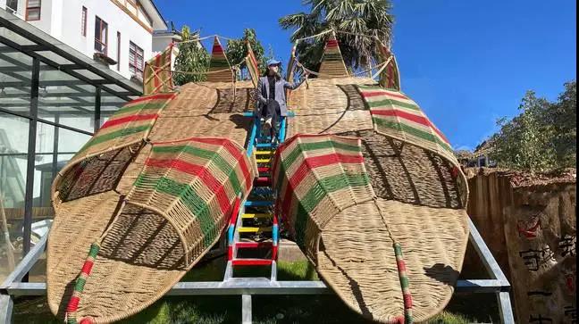 長(zhǎng)6.66米，寬2.34米，重1.4噸！在束河藏著這樣一雙草鞋……    麗江旅游